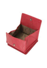Portafoglio rosso in materiale texturizzato con chiusura a scatto, dotato di un interno aperto rivestito in tessuto marrone con motivi a logo.