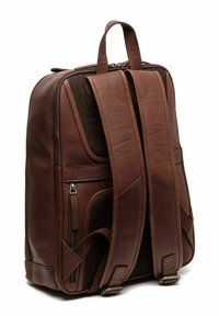 Mochila de cuero marrón con paneles de malla, dos correas de hombro acolchadas, asa superior y múltiples bolsillos con cremallera para almacenamiento.