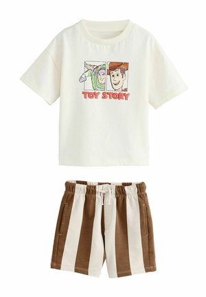 Completo per bambini con una maglietta bianca di Toy Story raffigurante Buzz Lightyear e Woody, abbinata a pantaloncini a righe verticali marroni e bianchi.