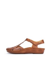 Sandal in pelle marrone con design traforati, cinturino alla caviglia regolabile e dettagli cuciti lungo la suola per un tocco di texture.