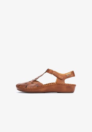 Sandale en cuir marron avec des découpes, bride réglable à la cheville et coutures le long de la semelle pour plus de texture.