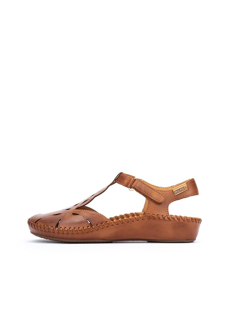 Sandal in pelle marrone con design traforati, cinturino alla caviglia regolabile e dettagli cuciti lungo la suola per un tocco di texture.