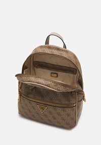 Zaino a motivo marrone con tessuto testurizzato, accessori in oro, due scomparti con zip e tasca interna staccabile.