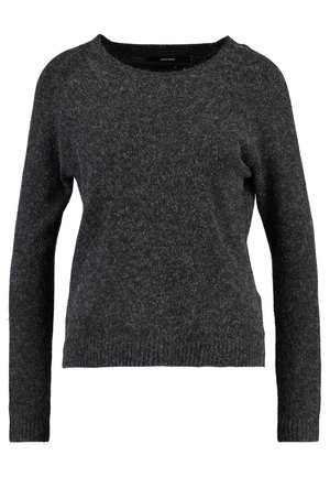 Pull en gris foncé en tissu doux et duveteux. Présente un col rond, des manches longues et une coupe décontractée avec des bords côtelés aux poignets et en bas.