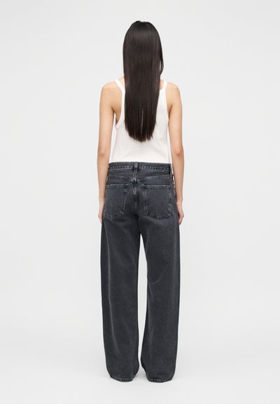 Τζιν ψηλόμεσα, με φαρδιά μπατζάκια σε σκούρο γκρι denim. Διαθέτει πέντε τσέπες και φερμουάρ, με χαλαρή εφαρμογή και ευθεία σιλουέτα.