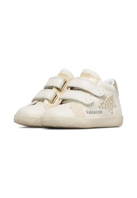 Scarpe in pelle bianca con accenti dorati, dotate di cinturini in velcro, dettagli testurizzati e un motivo decorativo di stelle chiodate sul lato.