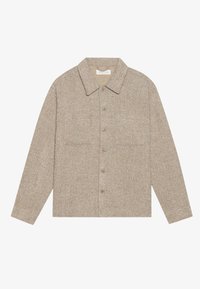 Veste chemise en tissu texturé marron clair avec un col, fermeture à boutons à l'avant et deux poches poitrine. Design simple et décontracté.