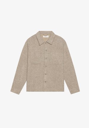 Veste chemise en tissu texturé marron clair avec un col, fermeture à boutons à l'avant et deux poches poitrine. Design simple et décontracté.