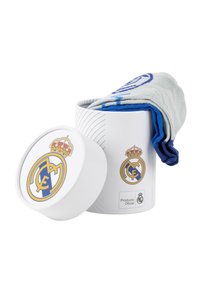 Coffret cadeau aux couleurs du Real Madrid affichant un design cylindrique blanc avec un logo. À l'intérieur, des chaussettes grises et bleues sont partiellement visibles.
