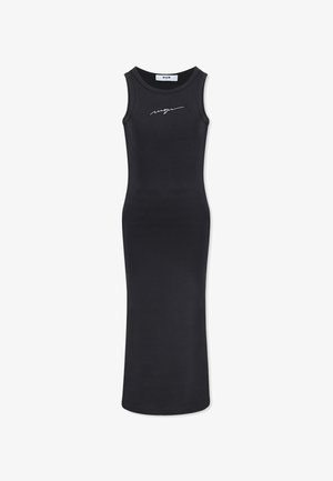Abito maxi nero senza maniche con una vestibilità aderente, presenta un colletto rotondo e una scritta bianca in corsivo sul petto. Tessuto morbido ed elastico.