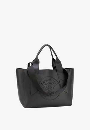 Sac cabas en cuir noir texturé avec deux poignées et une bandoulière, avec un logo circulaire embossé et des coutures décoratives.