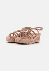 Rosa kilehæle sandaler med vævede jute såler, indviklet perlearbejde på remmene og justerbar ankelåbning med en subtil struktureret overflade.