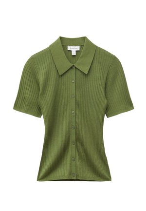 Chemise côtelée vert olive manches courtes avec col pointu et fermeture boutonnée à l'avant, silhouette ajustée.