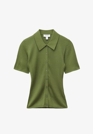 Chemise côtelée vert olive manches courtes avec col pointu et fermeture boutonnée à l'avant, silhouette ajustée.