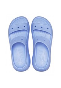 Infradito di gomma azzurro chiaro con due cinturini regolabili, lati perforati, suola texturizzata e tacco leggermente sollevato.