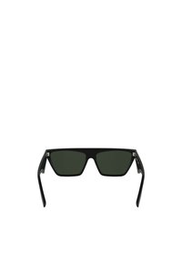 Czarne prostokątne okulary przeciwsłoneczne z ciemnozielonymi soczewkami, błyszczące plastikowe oprawki i proste zauszniki. Wyróżniają się subtelnymi metalowymi akcentami w pobliżu zawiasów.