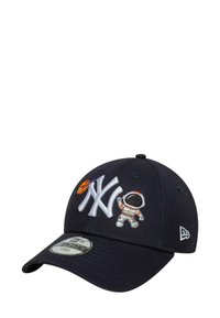 Cappello da baseball navy con logo "NY" ricamato in bianco, un astronauta e una grafica di un pianeta. Realizzato in tessuto con visiera curva.