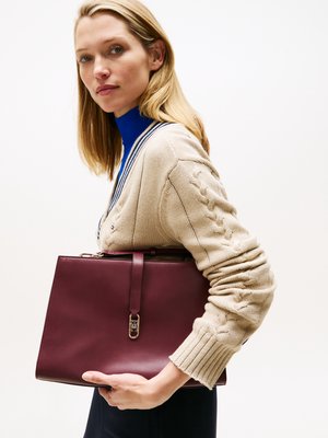Tommy Hilfiger LIBRE SATCHEL - Käekott - deep rouge