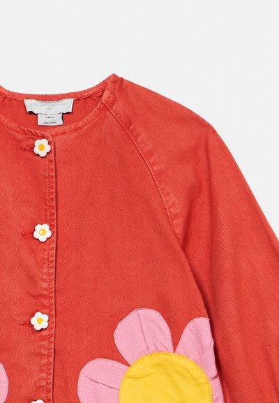 Veste rouge pour enfants avec encolure ronde, boutons blancs en forme de fleurs et grande application florale rose et jaune sur le devant.