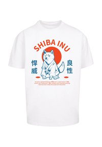 Weißes T-Shirt mit einer Illustration eines Shiba Inu Hundes, der ein Kimono, ein Katana, einen roten Sonnenkreis und japanische Schriftzeichen trägt.