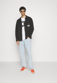 Tommy Jeans SPRAY FLAG TEE UNISEX - Triko s potiskem - white