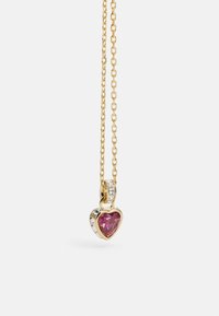 Collier en or avec un pendentif en pierre précieuse rose en forme de cœur, rehaussé de petites pierres claires, présentant un design de chaîne délicate.