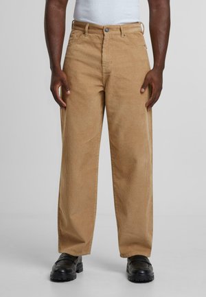 Hellbraune Cordhose mit geradem Bein, ausgestattet mit einem Knopfverschluss, Gürtelschlaufen und zwei Fronttaschen.
