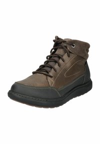 Botas de cuero marrón hasta el tobillo con cuello de ante, diseño texturizado, parte frontal con cordones, suela de goma oscura contrastante y acentos de costura visibles.