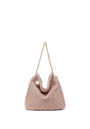 Borsa a spalla rosa chiaro con motivo a diamante, tracolla a catena dorata e targhetta metallica circolare, con una forma morbida e non strutturata.