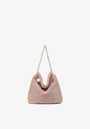 Zachte roze schoudertas met diamantpatroon, gouden kettensluiting en ronde metalen label, met een slungelige, ongestructureerde vorm.