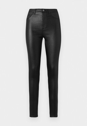 Zwarte, hooggerichte skinny jeans met een glanzende, gladde textuur. Voorzien van vijf zakken en een knoopsluiting aan de voorkant.