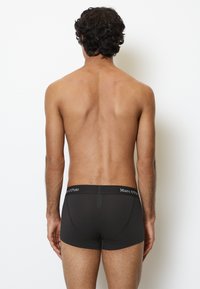 Boxer briefs neri in cotone con una superficie liscia e una vita elastica con il nome del marchio "Marc O'Polo" in lettere bianche.