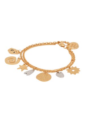 Pulsera de cadena doble de oro con siete colgantes que incluyen una estrella, espiral, corazón, sol, hoja, cara y formas geométricas de destello solar.