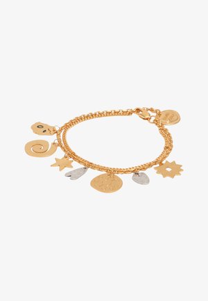 Podwójna złota bransoletka z łańcuszków z siedmioma zawieszkami, w tym gwiazdą, spiralą, sercem, słońcem, liściem, twarzą i geometrycznymi kształtami promieni słonecznych.