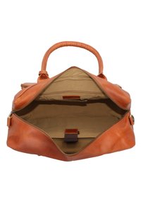 Bruine leren handtas met een brede opening. Heeft een gladde textuur, twee handgrepen en een beige voering met een binnenzak.
