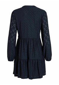 Robe bleu marine foncé à manches longues avec tissu en dentelle ajourée, taille froncée et jupe à volants vue de dos.