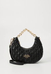 Svart quiltet skinnveske med buet form, gylden kjedestropp og en logo på fremsiden. Avtagbar rem inkludert.