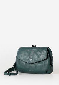 Borsa a tracolla verde in pelle con chiusura a patta, bottone a pressione rotondo e hardware decorativo. Texture morbida con forma rettangolare.