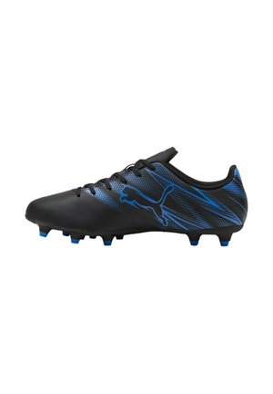 Scarpini da calcio neri con strisce diagonali blu e logo, caratterizzati da un design elegante, materiale sintetico e numerosi tacchetti per una migliore aderenza.