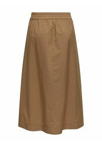 Jupe marron longueur genoux avec taille élastique et détails simples de couture sur fond blanc uni.