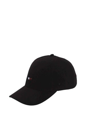 Schwarze Baseballkappe mit gebogenem Schirm und kleinem rechteckigem rot-weiß-blauem Logo vorne links.