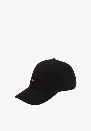 Schwarze Baseballkappe mit gebogenem Schirm und kleinem rechteckigem rot-weiß-blauem Logo vorne links.