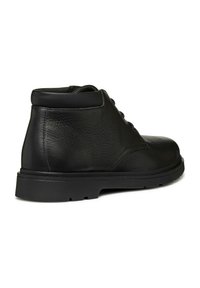 Stivali alla caviglia in pelle nera con finitura testurizzata, punta rotonda e suola in gomma nera. Presentano un bordo liscio e un design con lacci frontali.