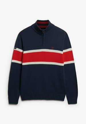 Jersey de cuello con cremallera en color azul marino, hecho de material de punto, que presenta rayas horizontales rojas y blancas en el pecho, y un cuello y puños de canalé texturizados.