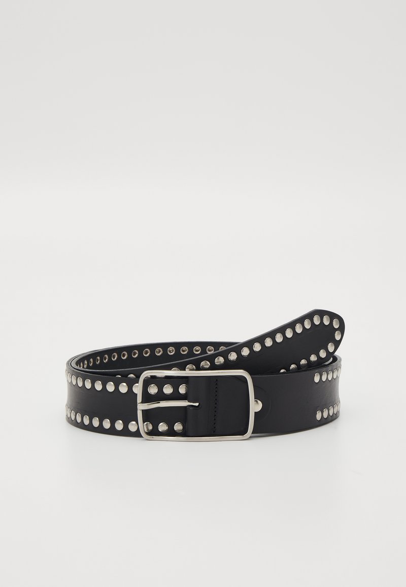 Zwarte leren riem met zilveren studs langs de lengte, voorzien van een rechthoekige metalen gesp voor het vastmaken. Glad materiaal, 3,5 cm breed.