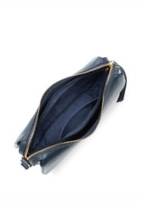 Marineblauwe leren clutch met een gestructureerde afwerking, ritssluiting en gouden beslagen. Het interieur beschikt over een zachte stoffen voering en meerdere vakken.
