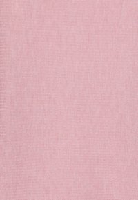 Tissu rose clair avec une texture lisse et un motif de tissage subtil, uniformément coloré sans embellissements ni détails visibles.