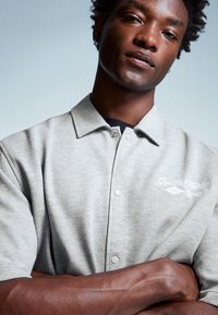 Bershka EMBROIDERED SHORT SLEEVE - Ing - dark grey