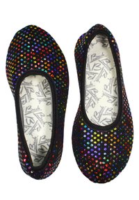 Schwarze Ballerinas mit einem Muster aus mehrfarbigen Strassteinen. Weicher Stoffobermaterial mit einer runden Zehenpartie und elastischem Besatz für einen sicheren Sitz.