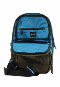 Zaino verde oliva con un interno a motivo topografico blu, dotato di una tasca RFID, scomparto con cerniera e accenti di cinghia nera.